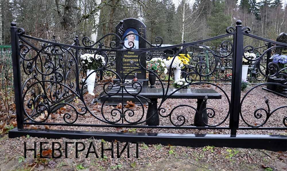 Кованая ограда на кладбище