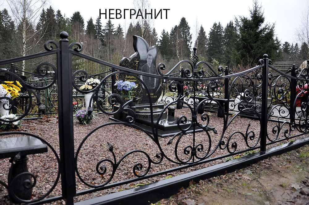 Кованая ограда на кладбище