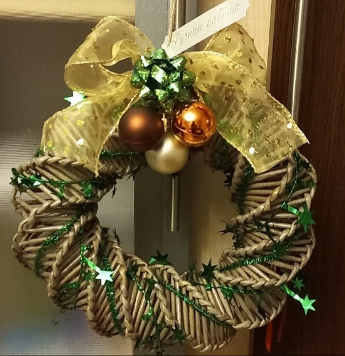 С наступающим Новым годом! Я ещё венки и ёлочные игрушки плету