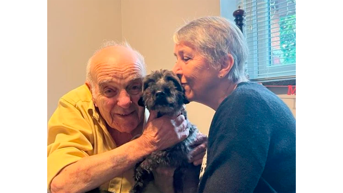    Как только Морриса выписали из больницы, он пришел к соседям, чтобы поблагодарить Роджера за спасение