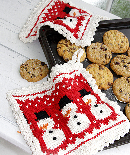    Новогодняя прихватка спицами   
Источник: DROPS Design 