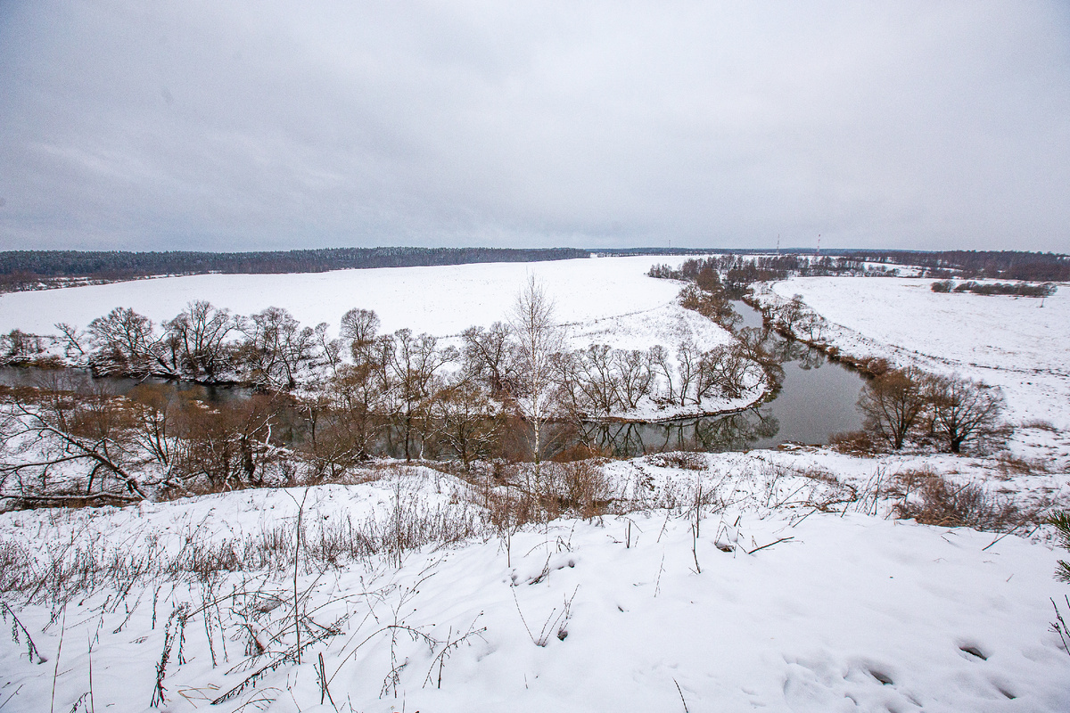 Вид на реку Протву, приток Оки, от Димитриевского храма. Деревня Дуброво, Наро-Фоминский городской округ. Московская область. Фото автора статьи 