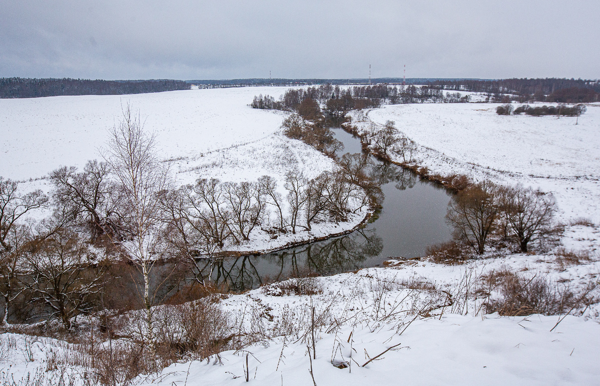 Вид на реку Протву, приток Оки, от Димитриевского храма. Деревня Дуброво, Наро-Фоминский городской округ. Московская область. Фото автора статьи 