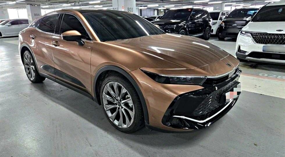 В РФ появился премиальный седан Toyota Crown с левым рулем. Мощный и проверенный двигатель, стильный дизайн, но цена выше ожиданий