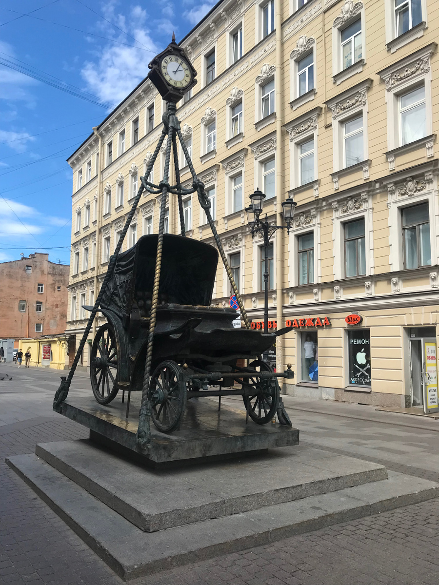 Жанровая скульптура «Карета времени» на углу 1-й Советской улицы и Невского проспекта. Фото автора