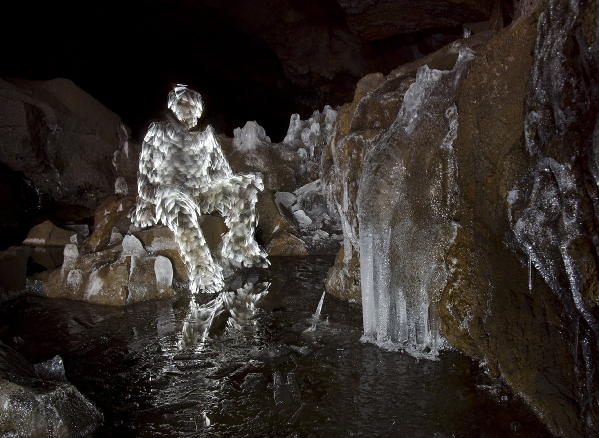 Есть в Азасской пещере и туристические маршруты. (Фото: lightpaintingphotography.com).