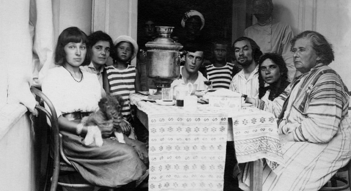  В доме Волошиных. Марина держит пёсика.