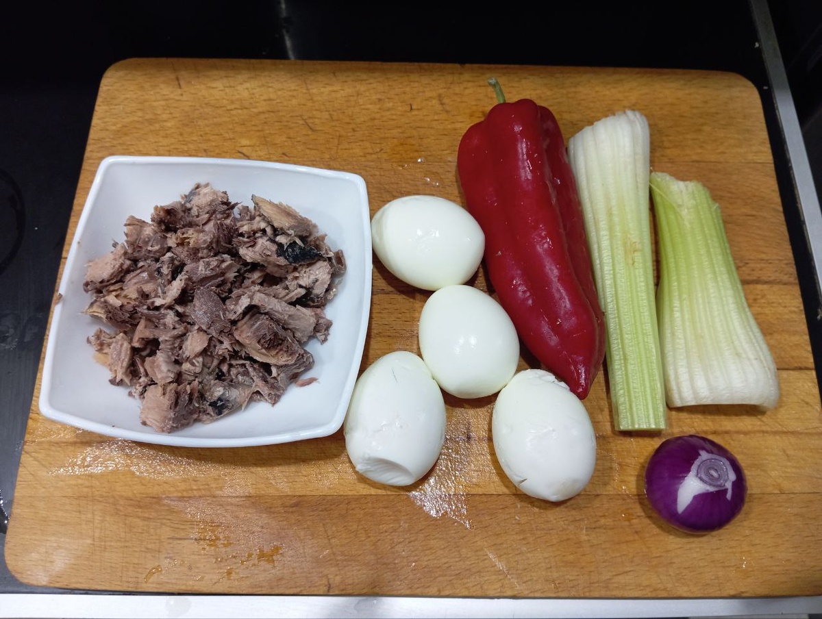 Продукты для салата, кроме заправки и укропа