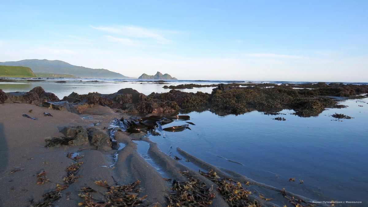Охотский берег мыса Кастрикум. Вдали - острова Близнецы Листайте галерею.