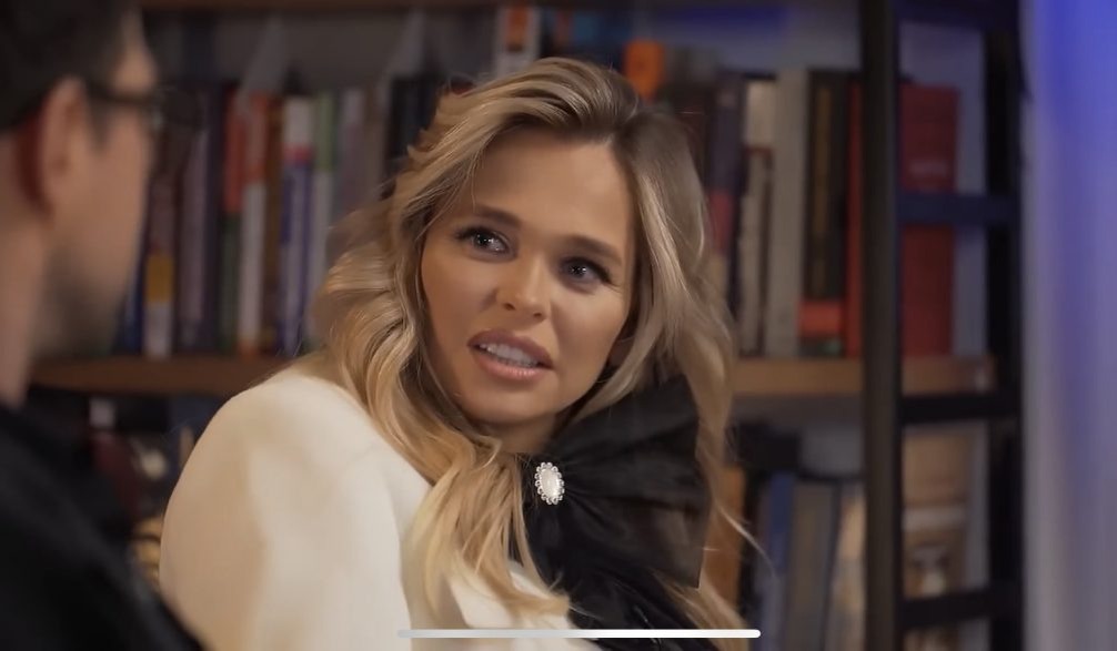   Кадр из видео, шоу «Сплетница» VK