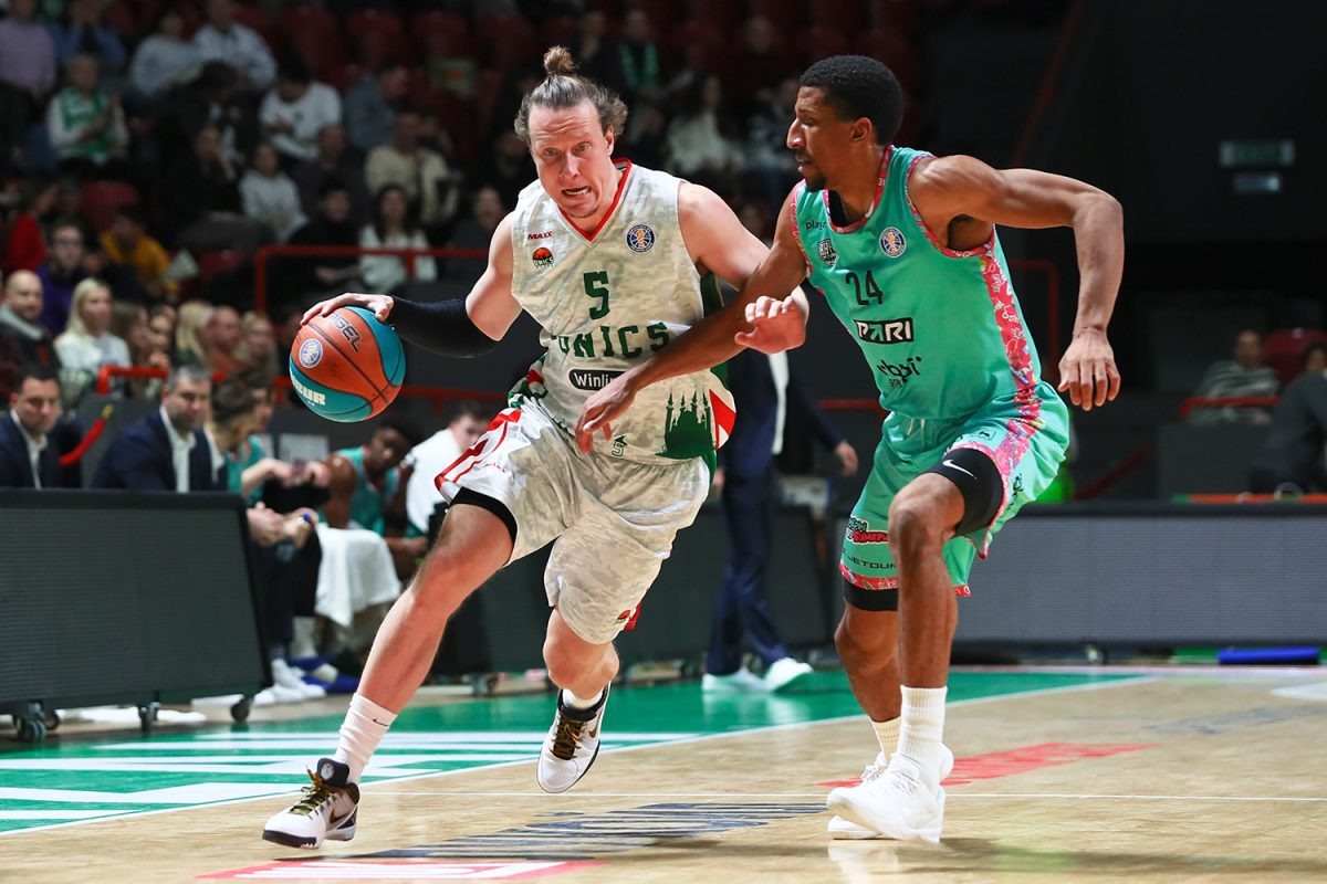    Новая форма салатового цвета не принесла успеха нижегородскому клубу