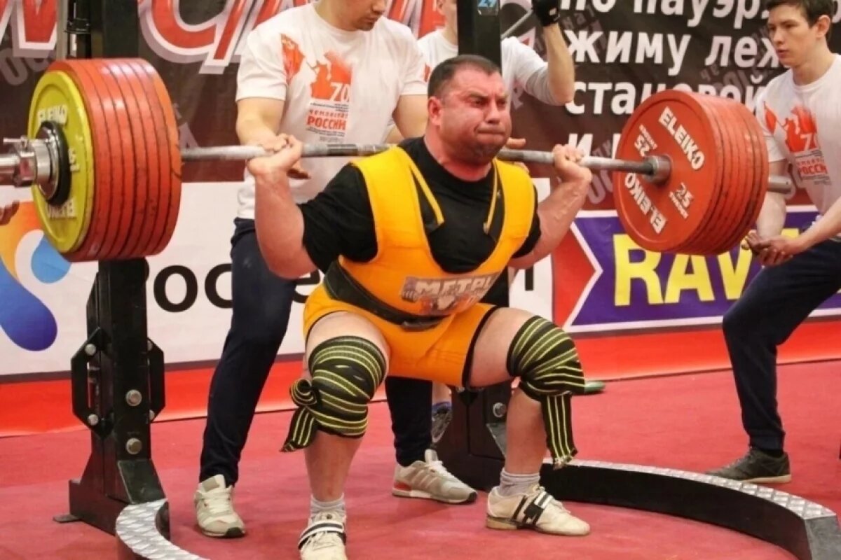    Сергей Стародубский известен как многократный чемпион мира, Евразии и Европы по пауэрлифтингу.