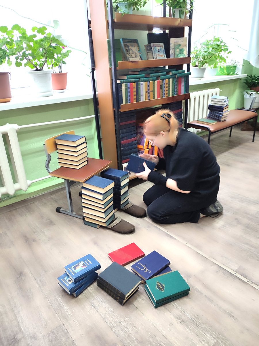 Лепим книжного Деда Мороза в библиотеке.