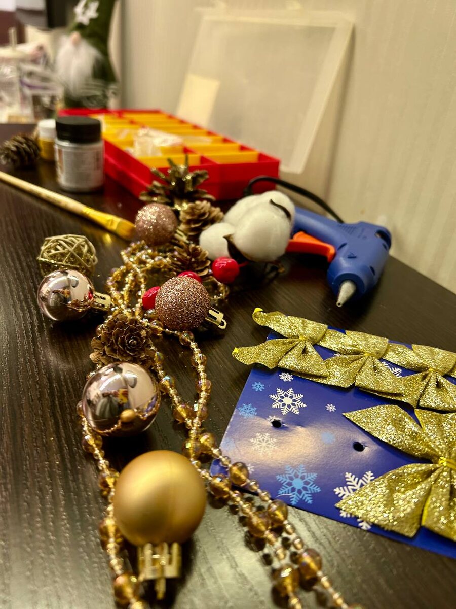 Осталось много неиспользованного декора. Может, ещё младшей внучке в садик понадобиться поделка? Очень понравилось клить пистолетом!))