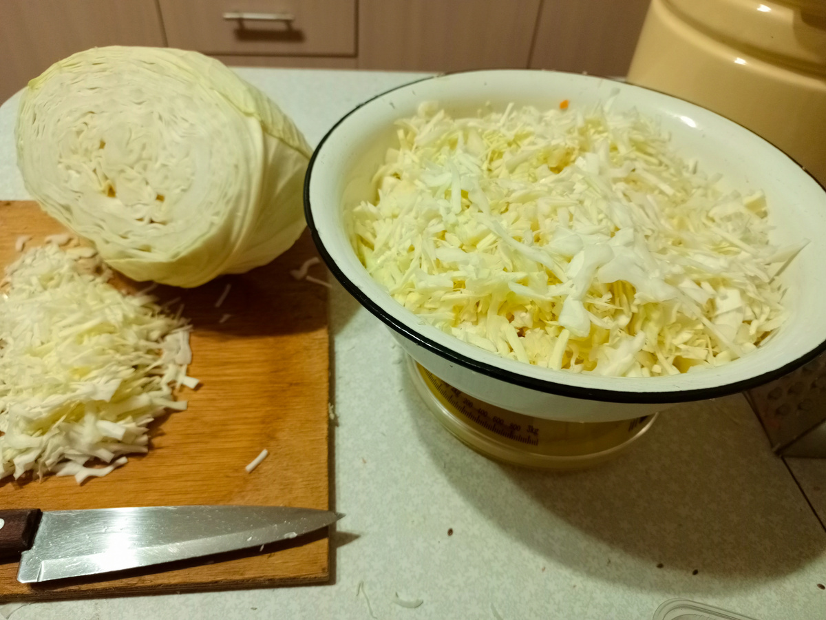 Подготовленная капуста на весах. Фото автора.