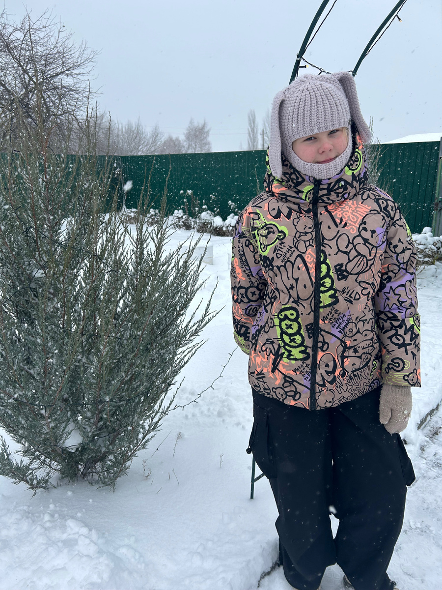 Это моя дочь Марта  у нас во дворе, уже готова к поездке