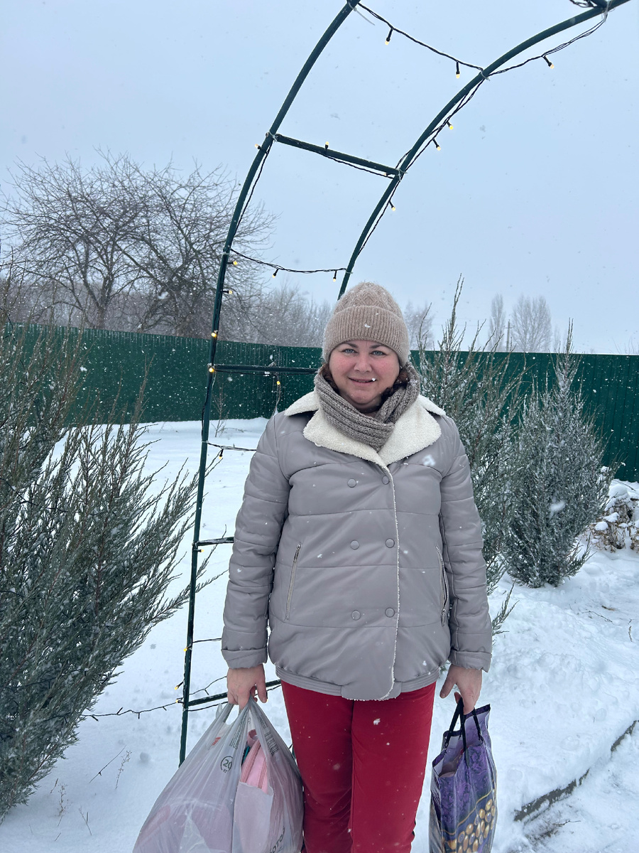 Это я, мама Ася, уже нагруженная пакетами для поездки
