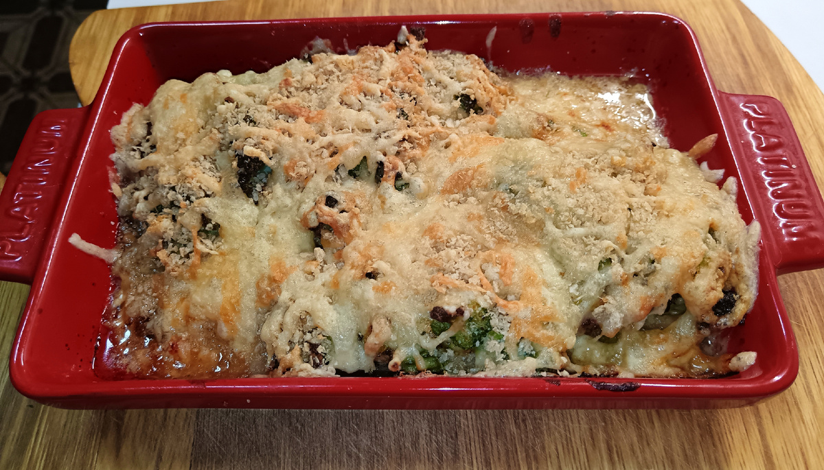 Курица с гратеном из брокколи под соусом бешамель. 