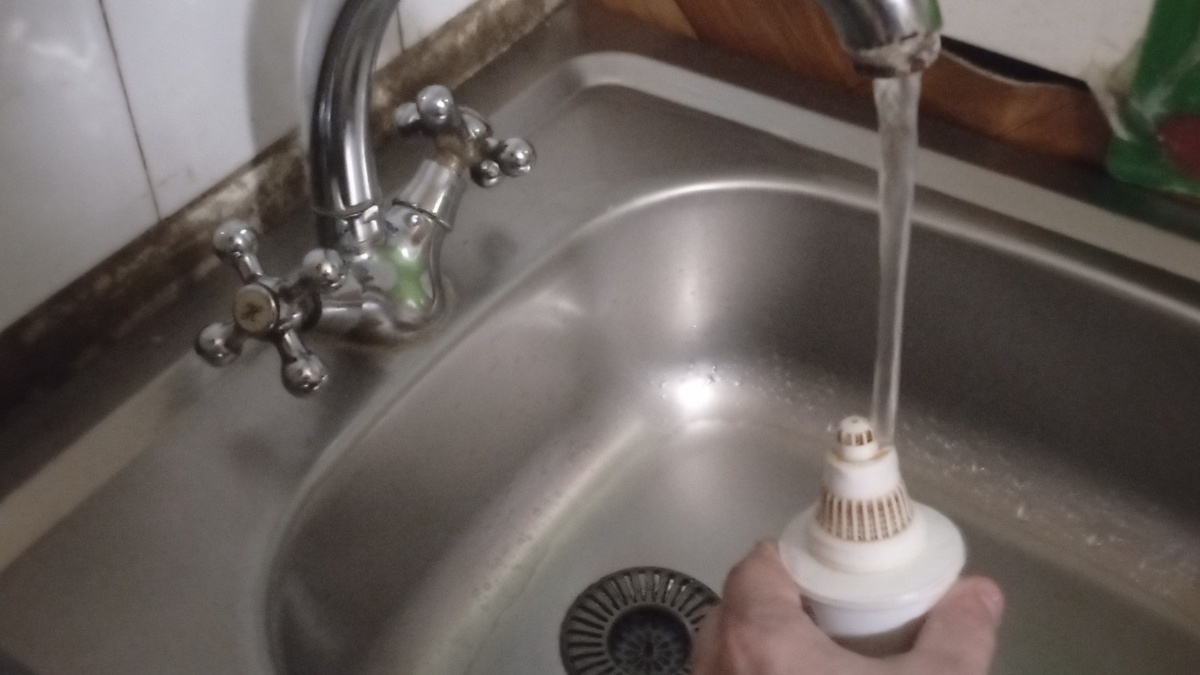 Промойте фильтр для воды