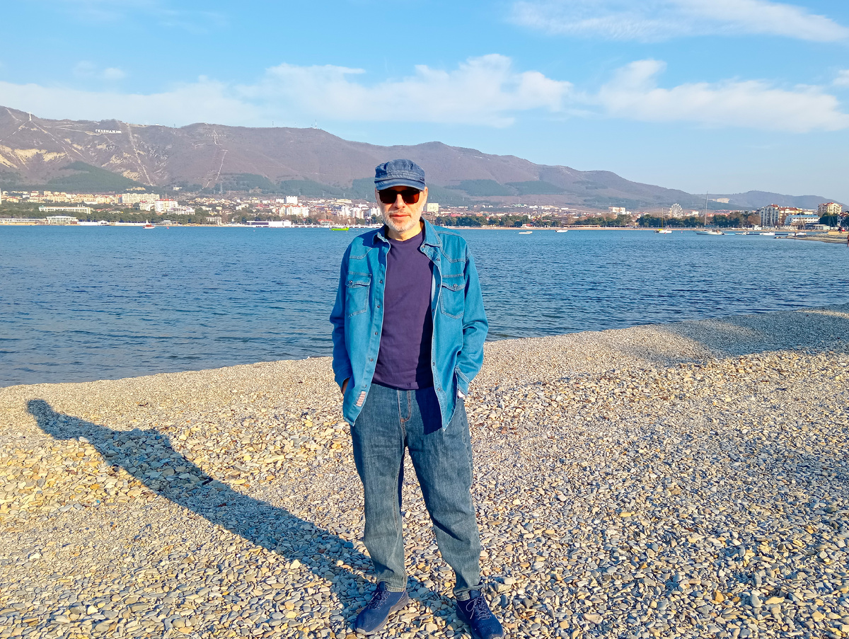 Геленджик, декабрь, пляж, горы, бухта. Михаил Лекс — автор рассказа и канала. Листайте > >