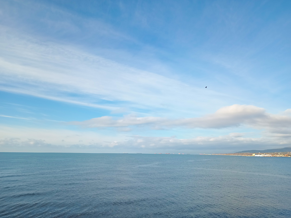 Геленджик, декабрь, пляж, горы, открытое море