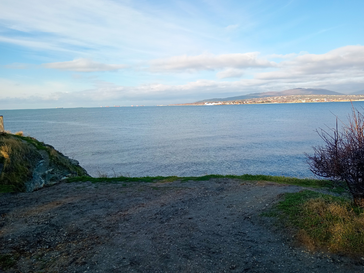 Геленджик, декабрь, пляж, горы, бухта. Вид с Толстого мыса