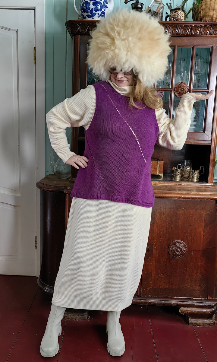 Несмотря на то, что жилет тоненький, он теплый.