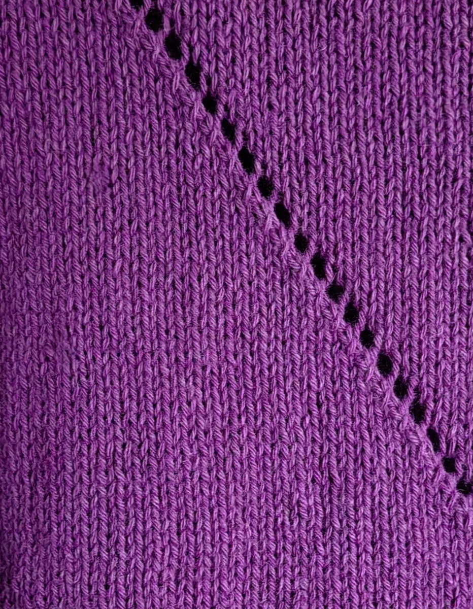 В качестве ненавязчивого декора две диагональные полосы (накид - две вместе).