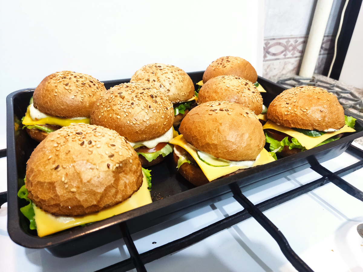 Ой....слюнки потекли. Очень быстро и вкусно. Для домашнего бургера нам понадобится: