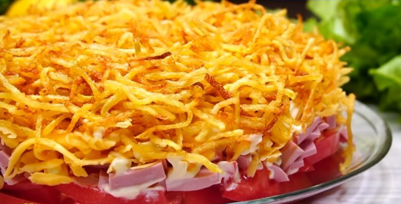 Салат "Блондинка": захочется повторить рецепт снова (в прошлом году на новогоднем праздничном столе был в центре внимания)