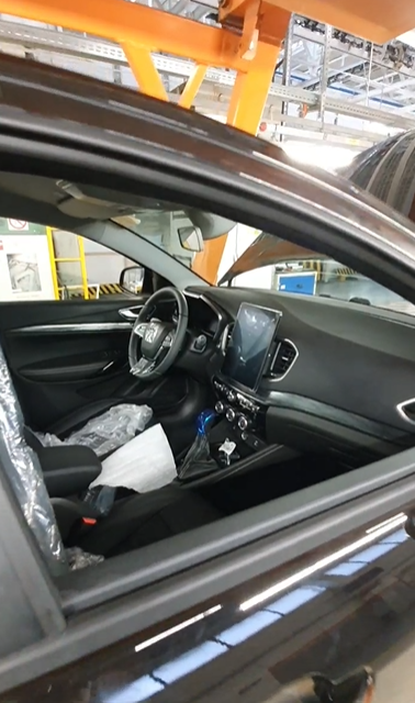 Интерьер новой Ауры в комплектации Status (топовая версия).