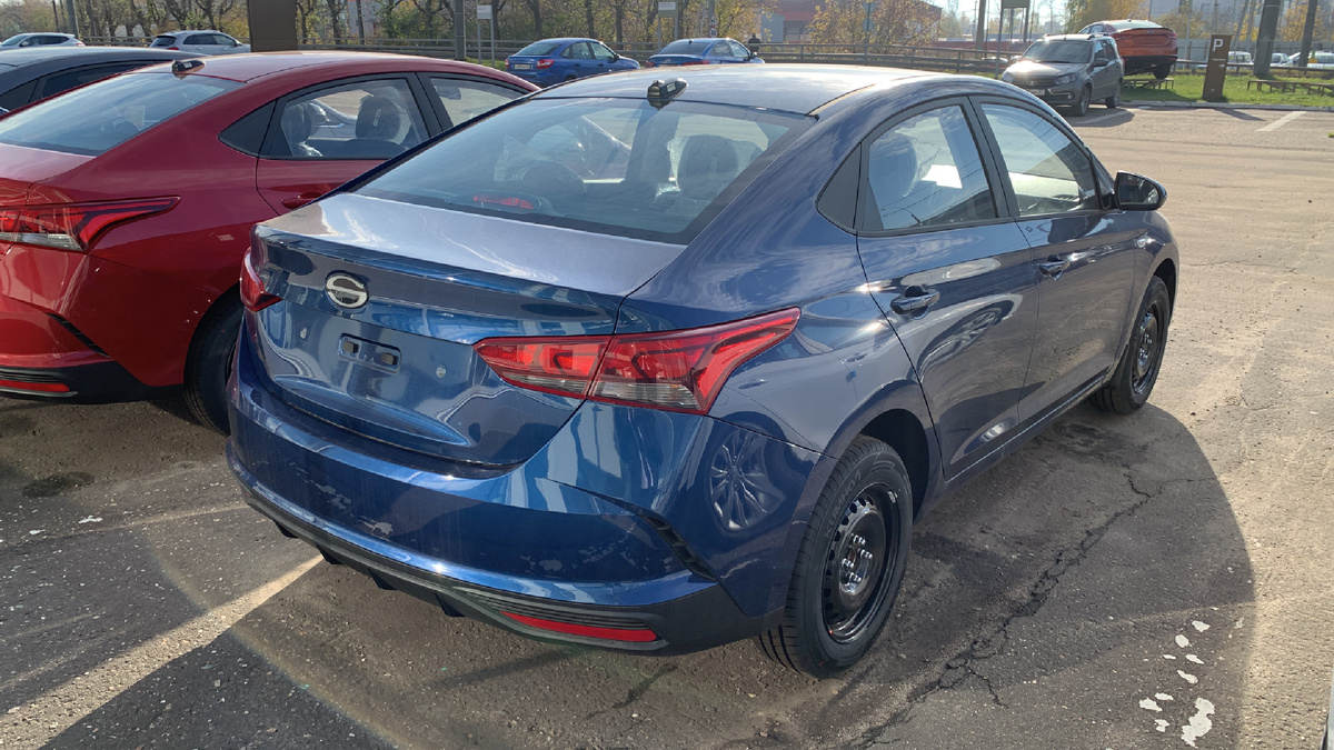 Solaris HS (седан) не поменялось ничего кроме значка.  