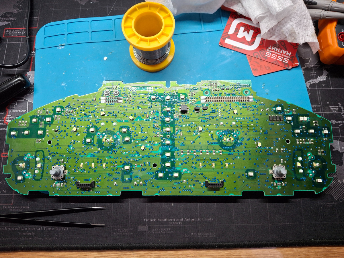 Расположение всех светодиодов на плате приборной панели (с завода используются светодиоды 1206 для подсветки шкал и 3528 для подсветки информационных ламп). На фото уже перепаяны штатные 1206 на шкалах на 3528.