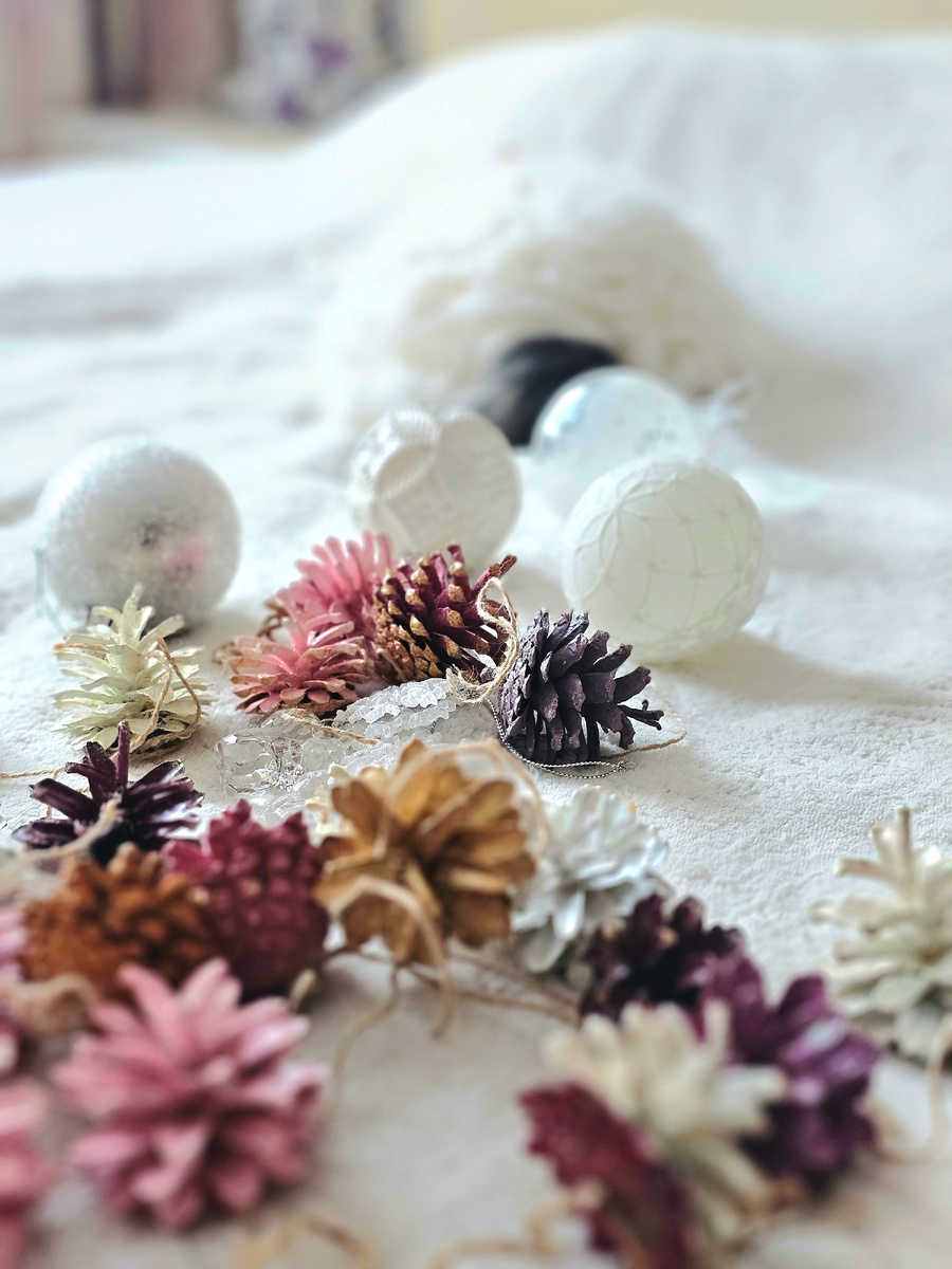 Самый большой пушистый  шарик в дали - это Соня.