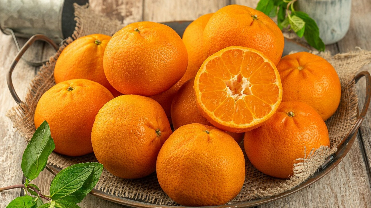 Спелый мандарин всегда сочный и ароматный. На срезе видна сочная мякоть без волокнистости