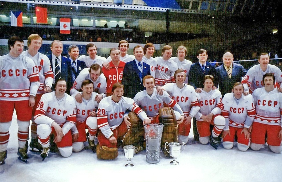 Фото с яндекс.картинки (хоккеисты СССР - чемпионы мира)