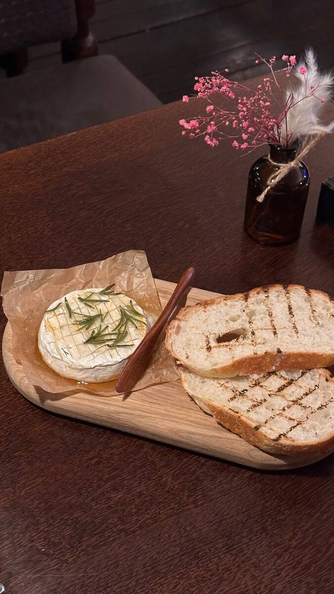 Запечённый сыр камамбер с розмарином и медом