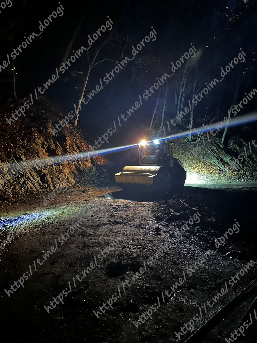 Современных каток на грунтовой дороге в крымском лесу