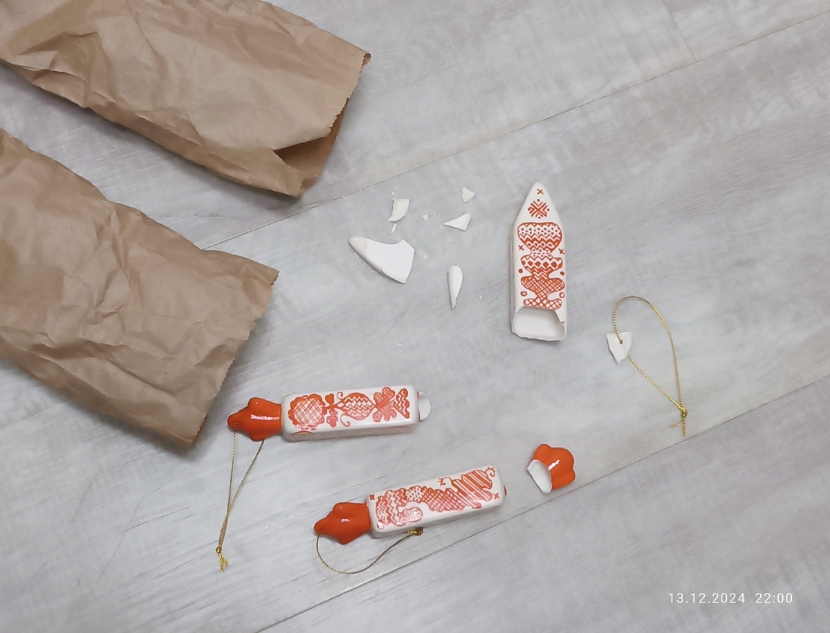 Пострадавшие ёлочные украшения.