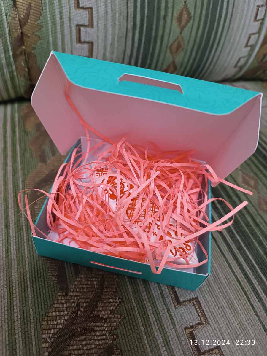 Надеюсь вот так не разобьётся в пути. Эта маленькая коробочка уложена в подарочную коробочку, а та – в почтовую коробку.