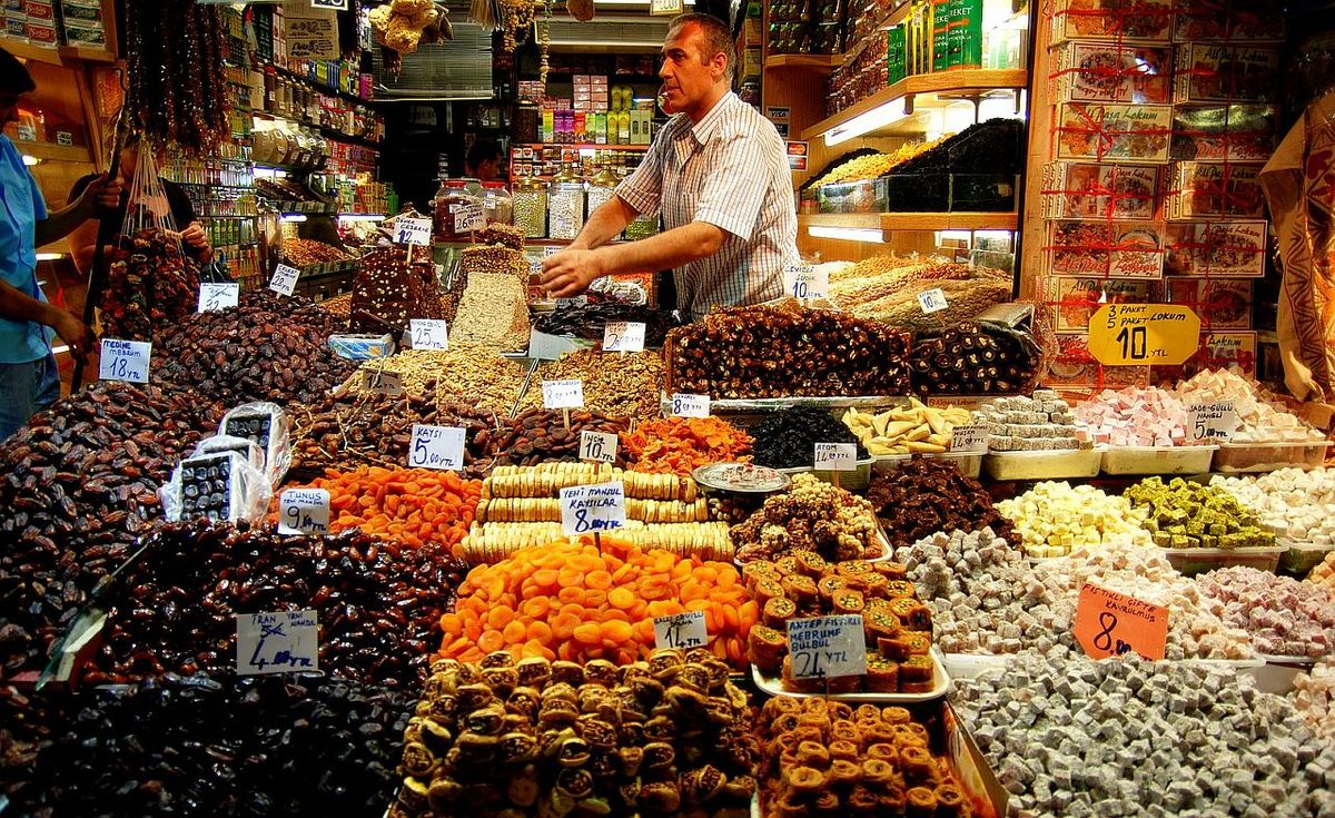 https://commons.wikimedia.org/wiki/File:Istanbul_spice_bazaar_02.jpg#mw-jump-to-license