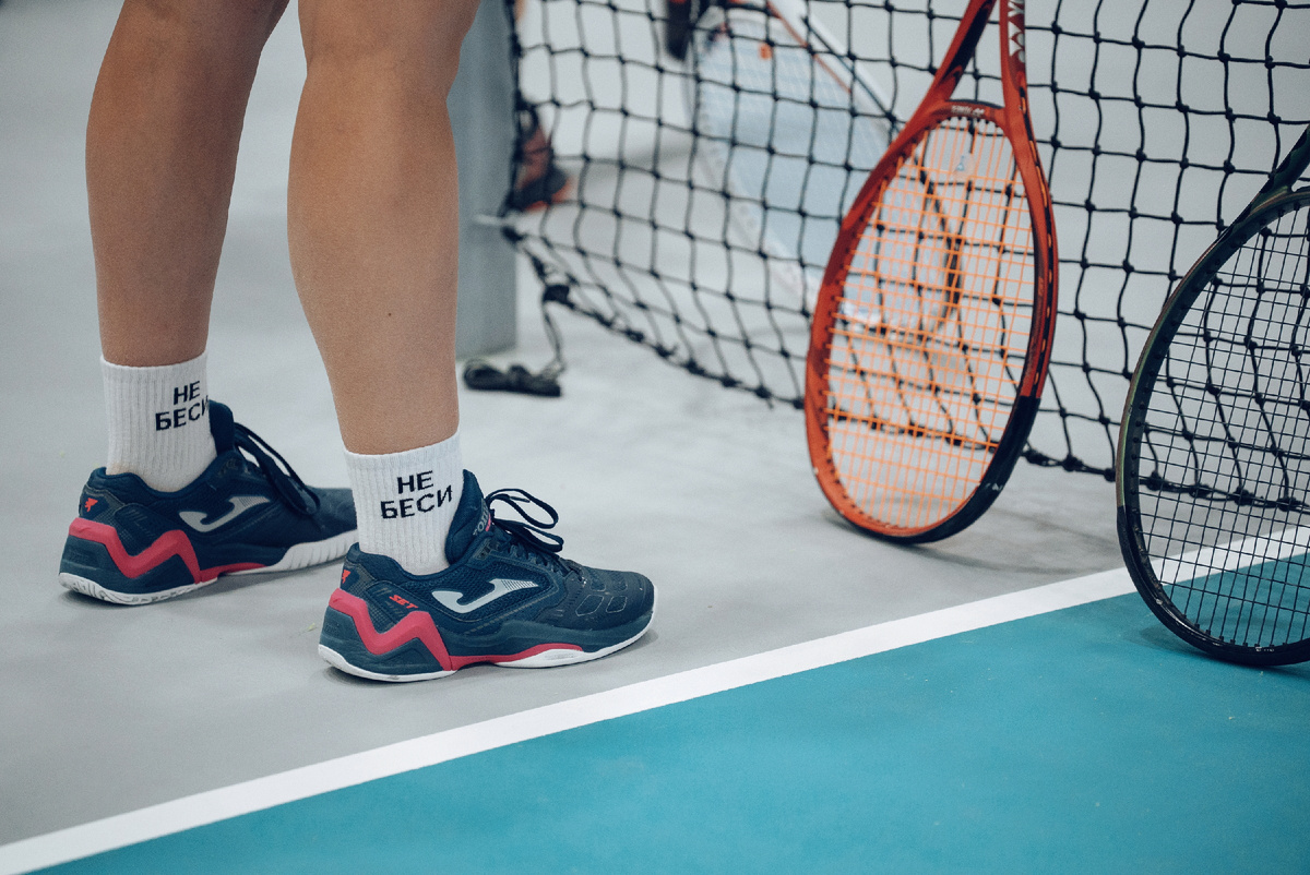 Мы так боимся потерять то, что у нас есть, что забываем о том, что можем приобрести. Это называется «ловушка потерь». Наш мозг настроен защищать то, что знакомо, даже если это уже не работает.

Но подумай: сколько возможностей ты упустил, потому что боялся выйти из зоны комфорта? Сколько раз ты держался за работу, отношения или привычку, которые уже не приносили тебе радости, только потому, что это было «знакомо»?

Исследования показывают, что страх потерь сильнее, чем желание выигрыша. Но только тот, кто рискует, получает награду. Если ты хочешь большего, тебе нужно быть готовым что-то отпустить.

Посмотри на свою жизнь. Что ты держишь только из страха потерять? Может быть, пора отпустить это и двигаться дальше?