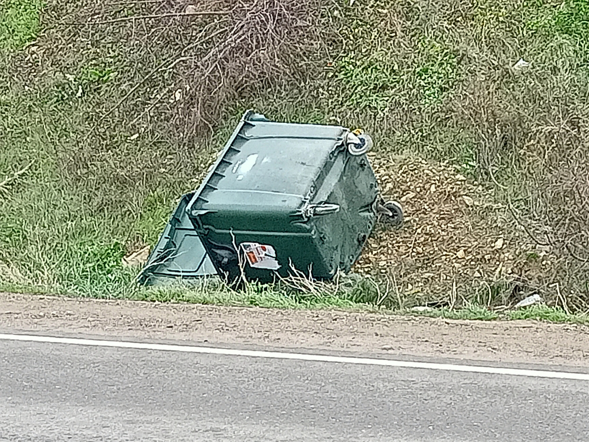 Мусорка улетела