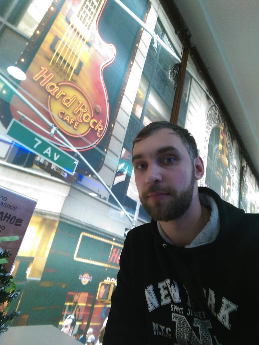 Счастливый обладатель худи ещё не знает,что скоро его отберут