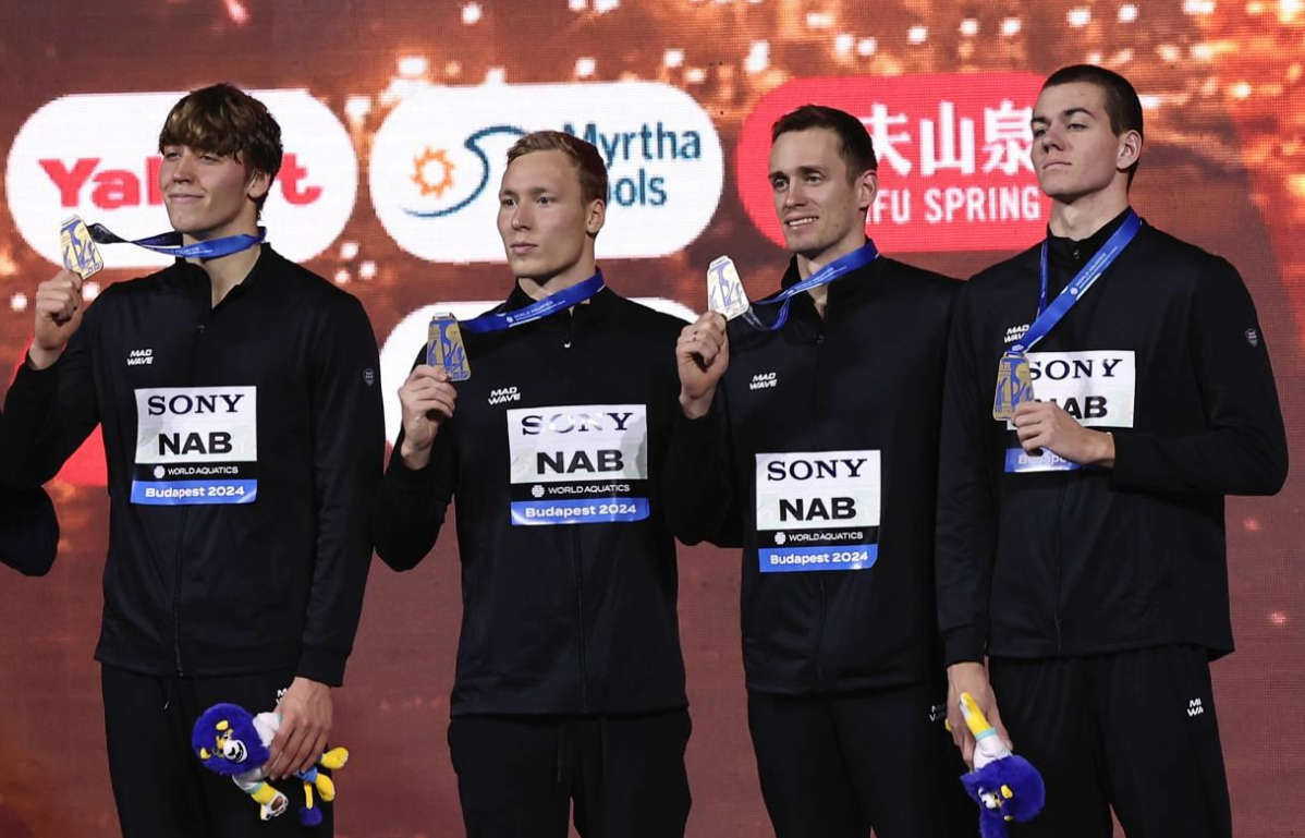 Наши победители заключительной эстафеты ЧМ-2024 в Будапеште. Крайний справа - пятикратный чемпион мира Мирон Лифинцев. Фото: соцсети
