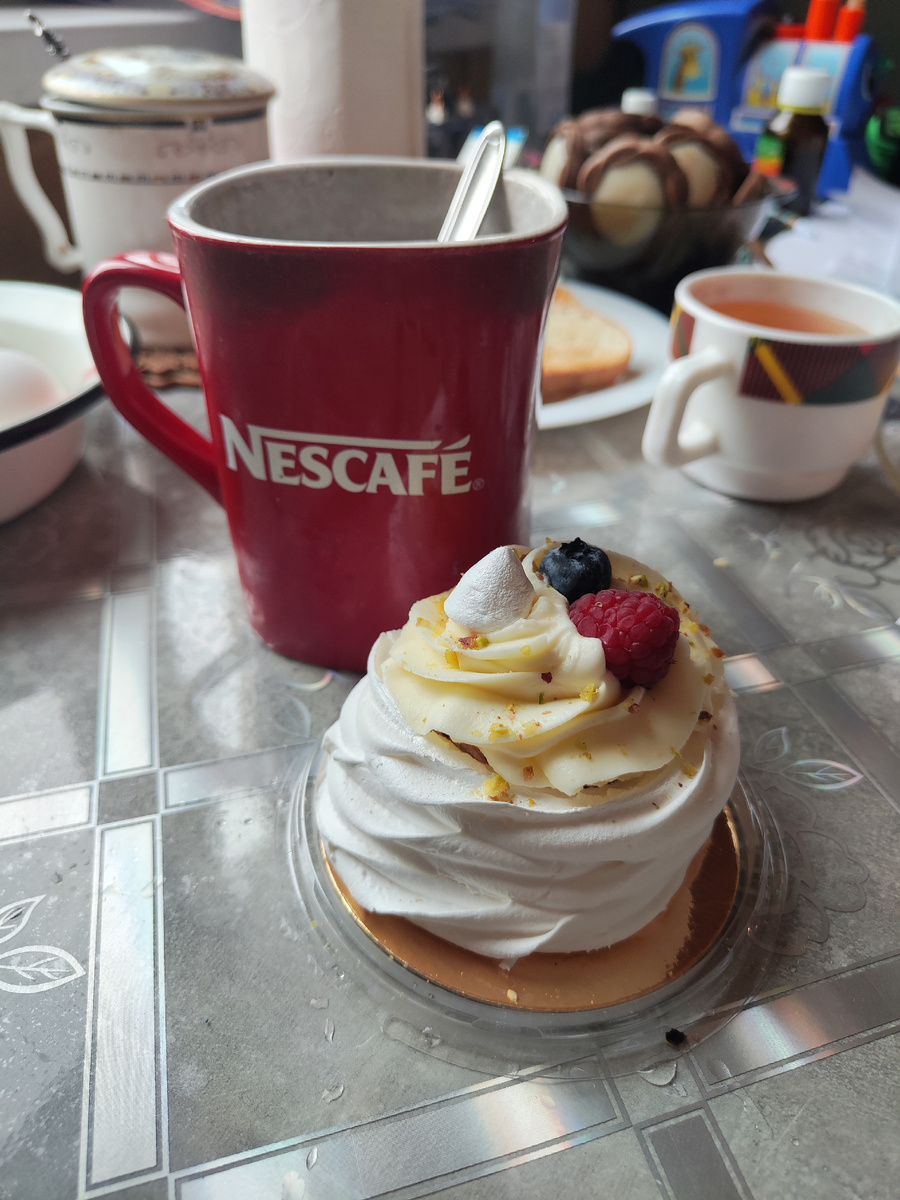 Завтрак) кофе без сахара и молока с пирожным