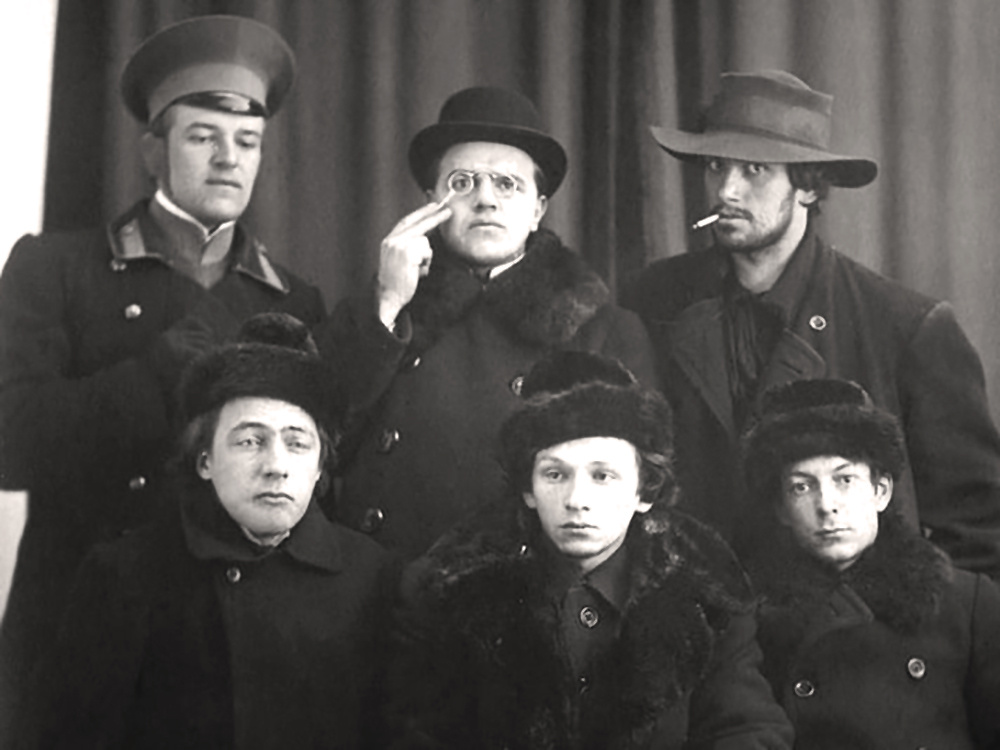 Слева направо: стоят Николай Бурлюк, Давид Бурлюк, Владимир Маяковский, сидят Велемир Хлебников, Леонид Кузьмин, Сергей Долинский. Москва 1912 год. Государственный музей В.В.Маяковского