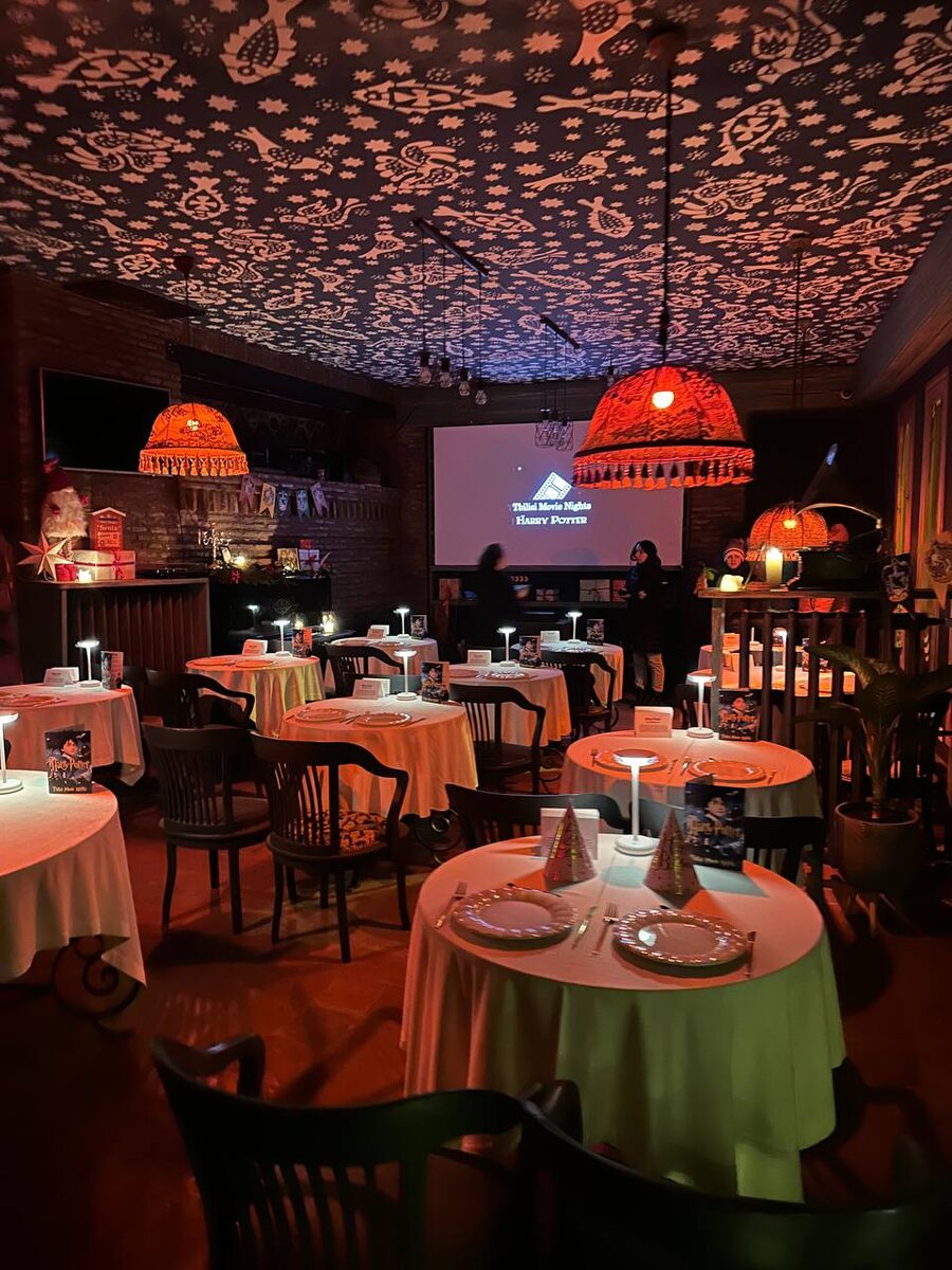 Под каждый фильм место оформляют по-своему. Мы пришли на первую часть Гарри Поттера