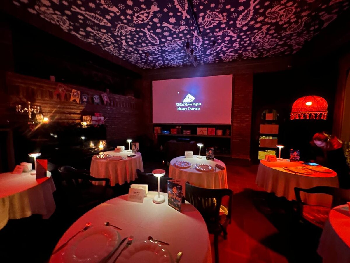 Из минусов — дуло от входной двери, из плюсов — перед нами не сновали официанты