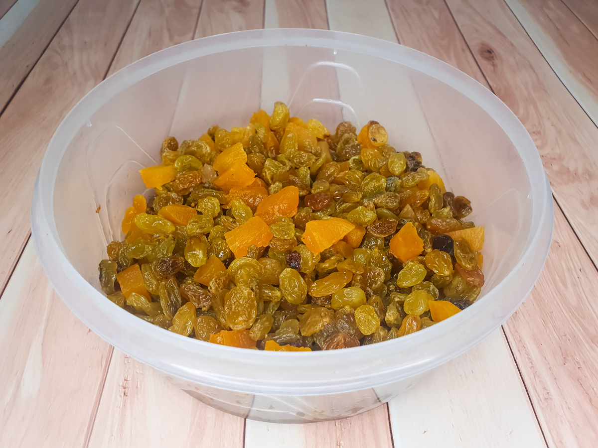 Заливаем изюм ромом